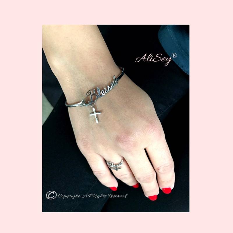 Blessed Armreif Mit Kreuz Anhänger, Einzigartiges Armband Von Alisey "Blessed" Kollektion." Modell-Nr. Asb03Wg von AliSeyDesigns