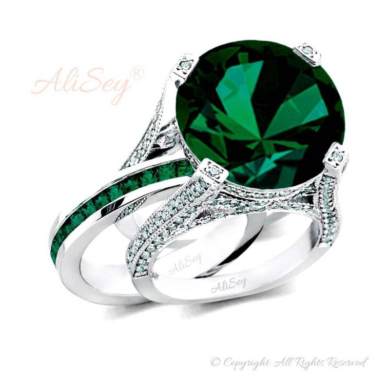 Raffiniertes Ring Set Mit Grünem Smaragd Mittelstein in Micro Pavé Fassung Von Alisey, Style # Asr07Rhe von AliSeyDesigns