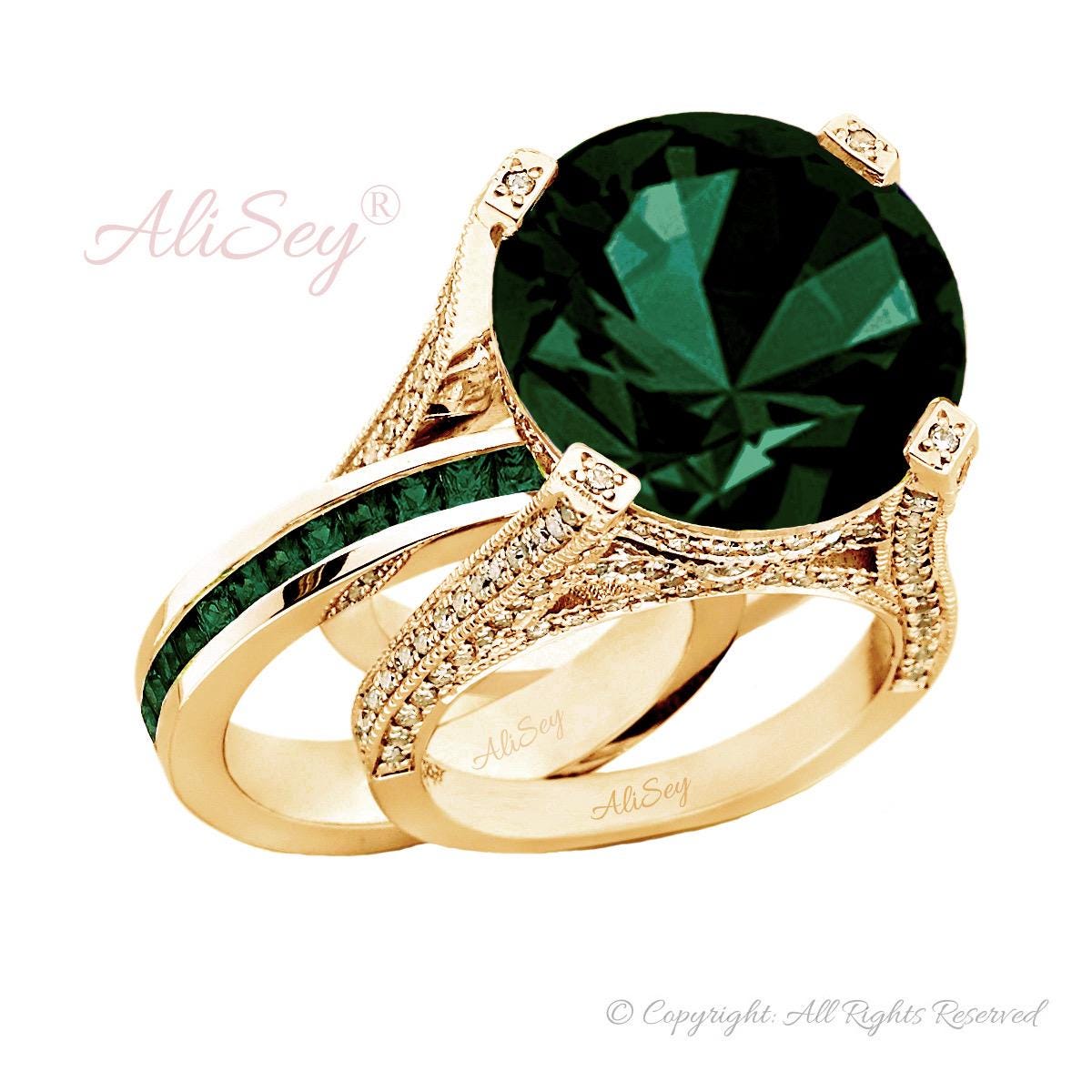 Raffiniertes Ring Set Mit Grünem Smaragd Mittelstein in Micro Pavé Fassung Von Alisey, Style # Asr07Yge von AliSeyDesigns