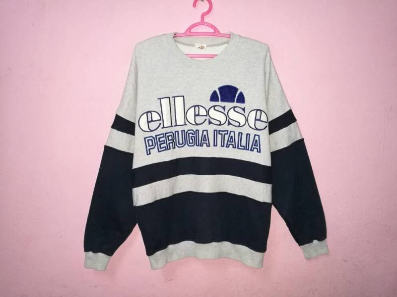 Selten Vintage Ellesse Big Logo Spellout Stickerei Pullover Sweatshirt von AliaShopVintage