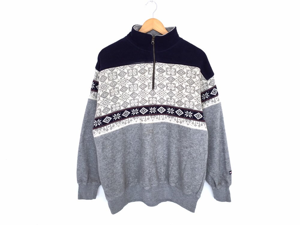 Selten Vintage Tommy Hilfiger Box Logo Stickerei Halber Reißverschluss Sweatshirt Schönes Design Fleece von AliaShopVintage