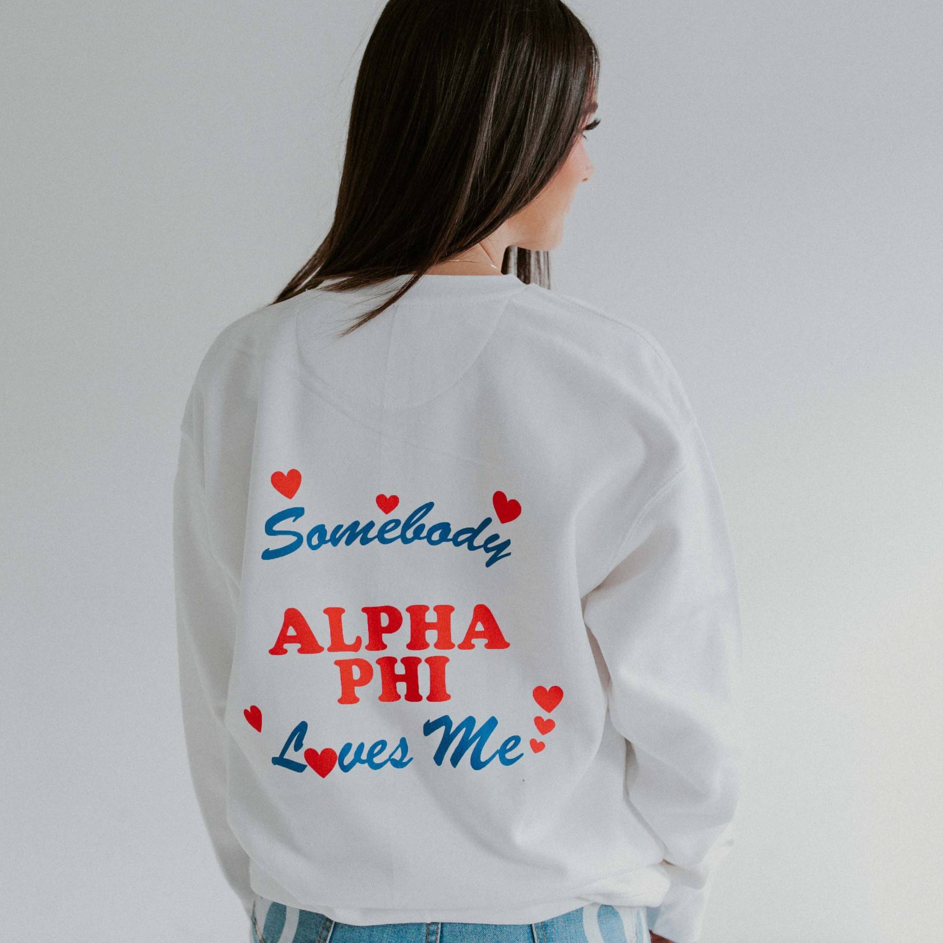 Somebody Loves Me Crewneck/Weißer Sorority Weißes Sweatshirt Apparel Greek von AliandAriel