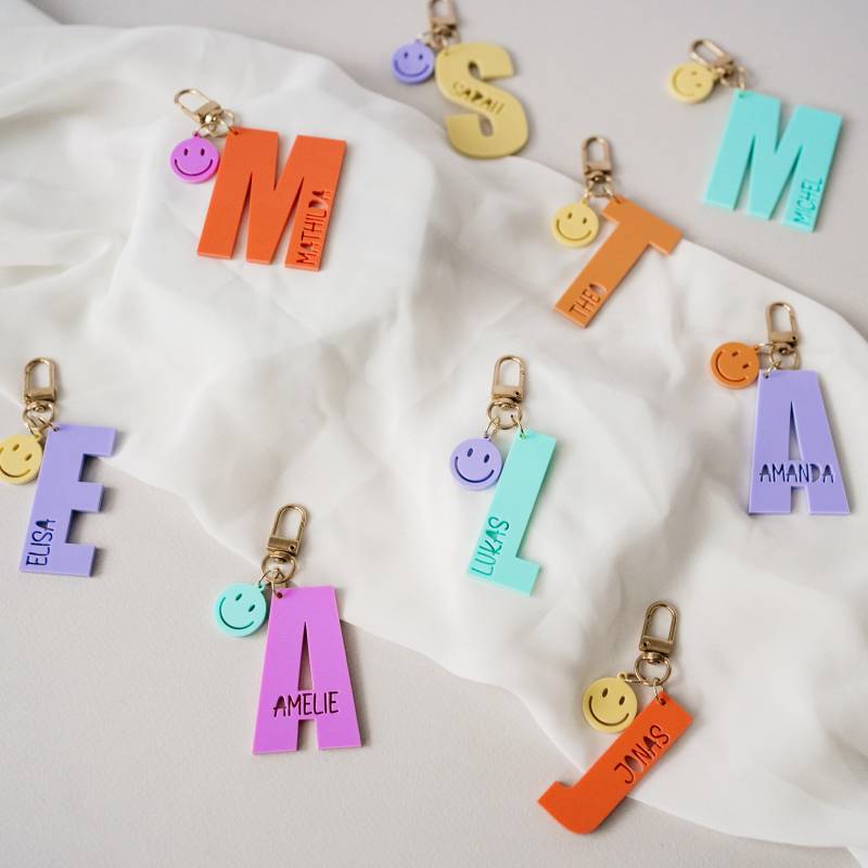 Personalisierter Acryl Schlüsselanhänger | Buchstabe Mit Name & Smiley Geschenk Kinder Schule Kita Anhänger Rucksack Lehrerin Erzieherin von AlicasSchlawiner