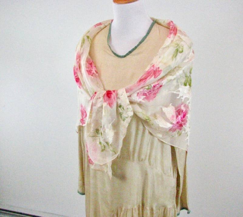 1920S Seidiges Etuikleid Aus Rayon in Einer Vielseitigen Champagner-Farbegröße Medium von AliceBlueGownVintage