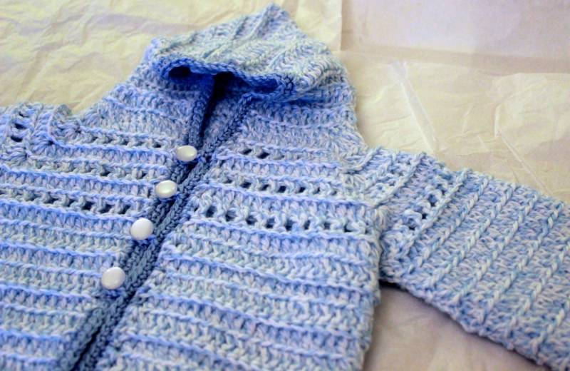 Bequemer Baby Hoodie Pullover Sz Sm, Passt 0-6M, Hellblaue Streifen Mit Tiefblauen Borten von AliceCrafts