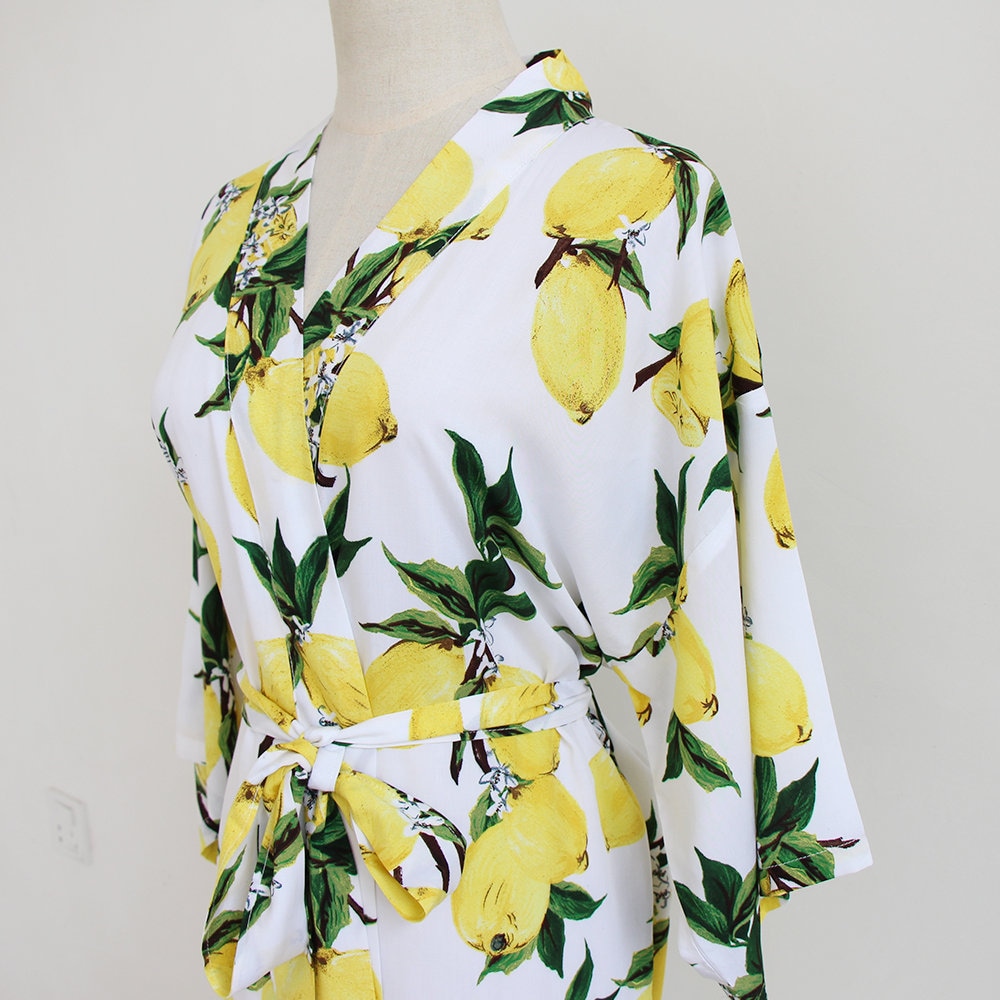 Gelbe Blumenkleider-Weiße Blumenrobe-Brautjungfer-Roben-Kimono-Roben-Brautparty-Roben-Roben Mit Spitze-Braut-Robe von AliceCreationShop