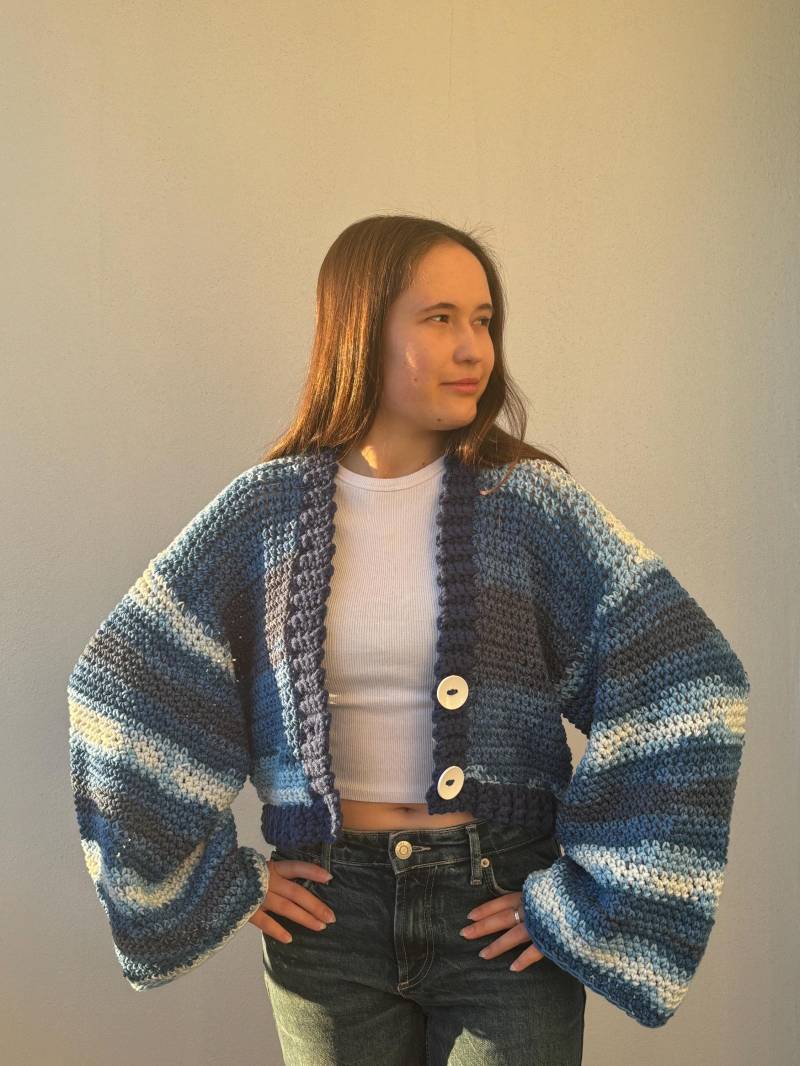 Gehäkelte Handstrick-Kurzjacke Gehäkelte Handstrick-Kurzjacke von AliceDdesigns