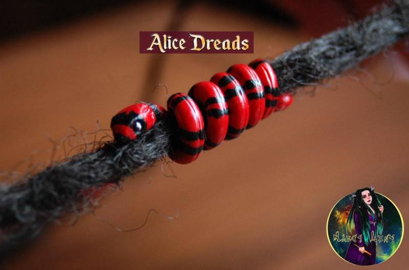 Alice Dreads Spiral Dreadlock-Verlängerung Haarperlen Rote Schlange Perle By Alicedreads Alice Dreads Spiral Dreadlock-Verlängerung Haarperlen Rote Schlange Perle By Alicedreads von AliceDreads