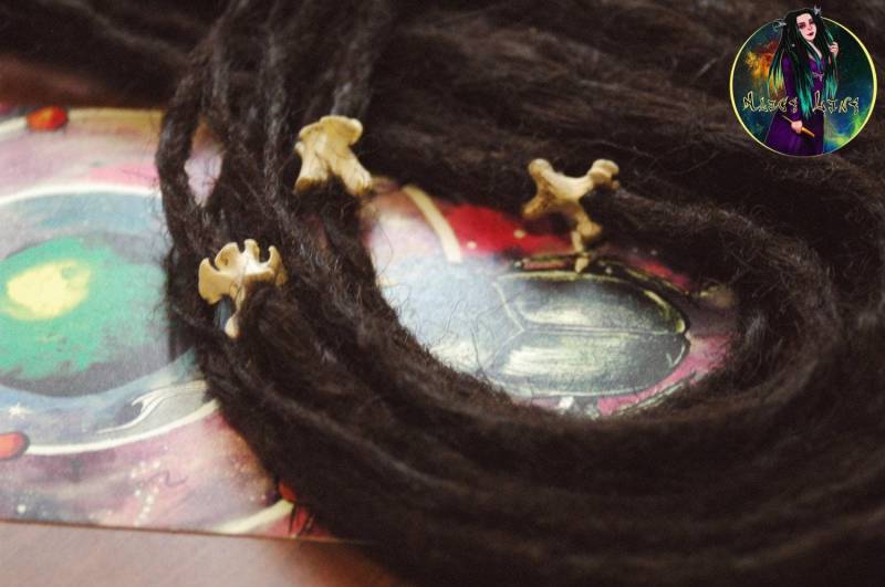 Natürliche Raben Vertebrae Perle Für Dreads Natürliche Raben Vertebrae Perle Für Dreads von AliceDreads