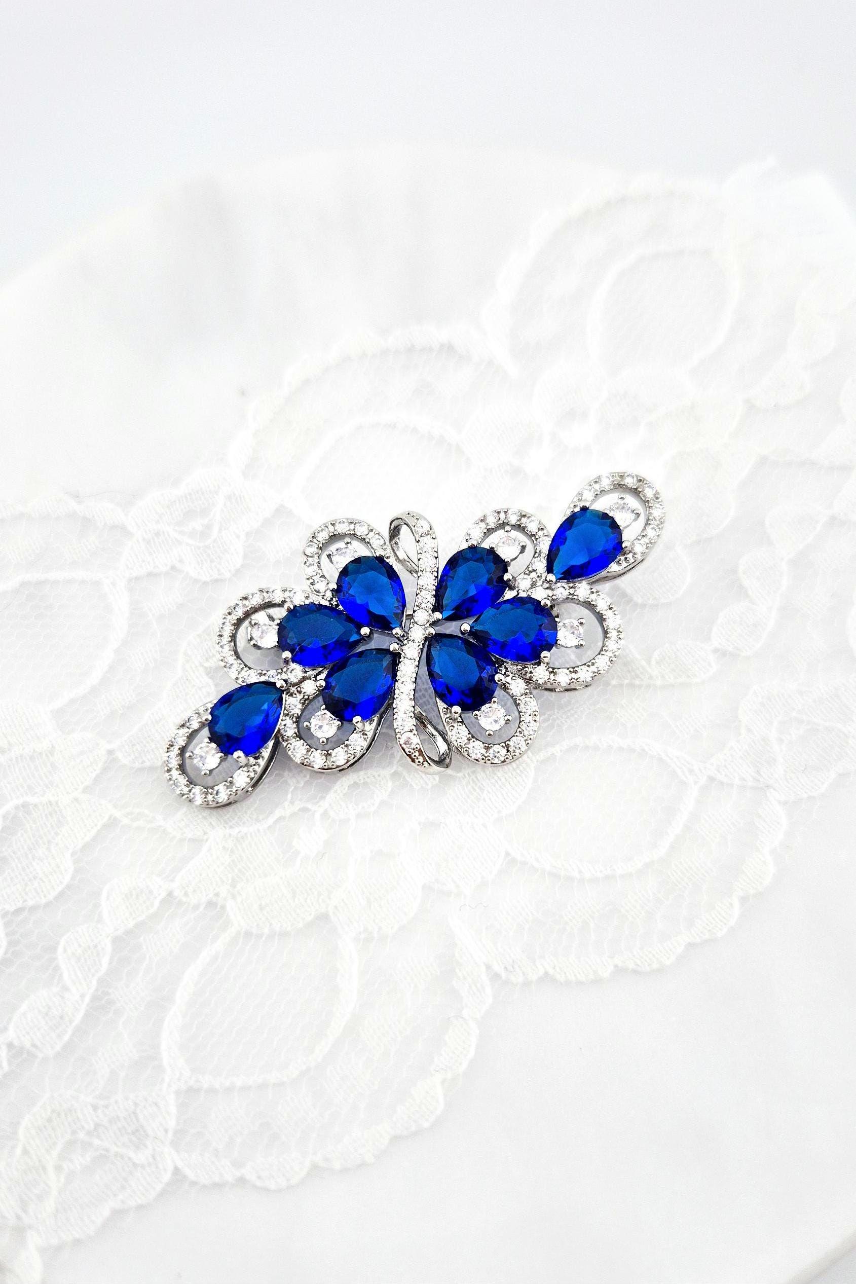 Blaue Brosche, Brosche Mit Blauen Zirkonia Steinen in Silber, Elegante Anstecknadel Im Blumendesign von AliceGlamShop