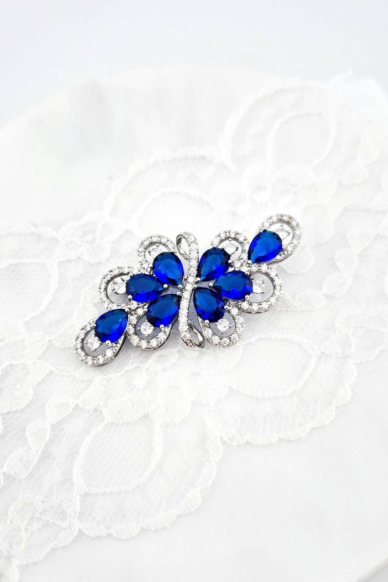 Blaue Brosche, Brosche Mit Blauen Zirkonia Steinen in Silber, Elegante Anstecknadel Im Blumendesign Blaue Brosche, Brosche Mit Blauen Zirkonia Steinen in Silber, Elegante Anstecknadel Im Blumendesign von AliceGlamShop
