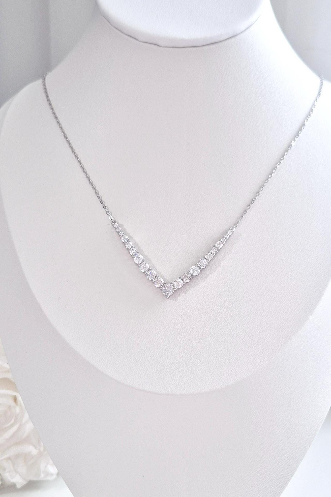Halskette in V-Form, Silber Kette Mit Cz Anhänger, Silberkette Für Elegante Frauen, Zeitlose Anhänger Halskette, Schmuck Geschenk von AliceGlamShop