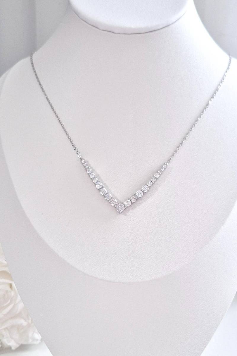 Halskette in V-Form, Silber Kette Mit Cz Anhänger, Silberkette Für Elegante Frauen, Zeitlose Anhänger Halskette, Schmuck Geschenk Halskette in V-Form, Silber Kette Mit Cz Anhänger, Silberkette Für Elegante Frauen, Zeitlose Anhänger Halskette, Schmuck Geschenk von AliceGlamShop