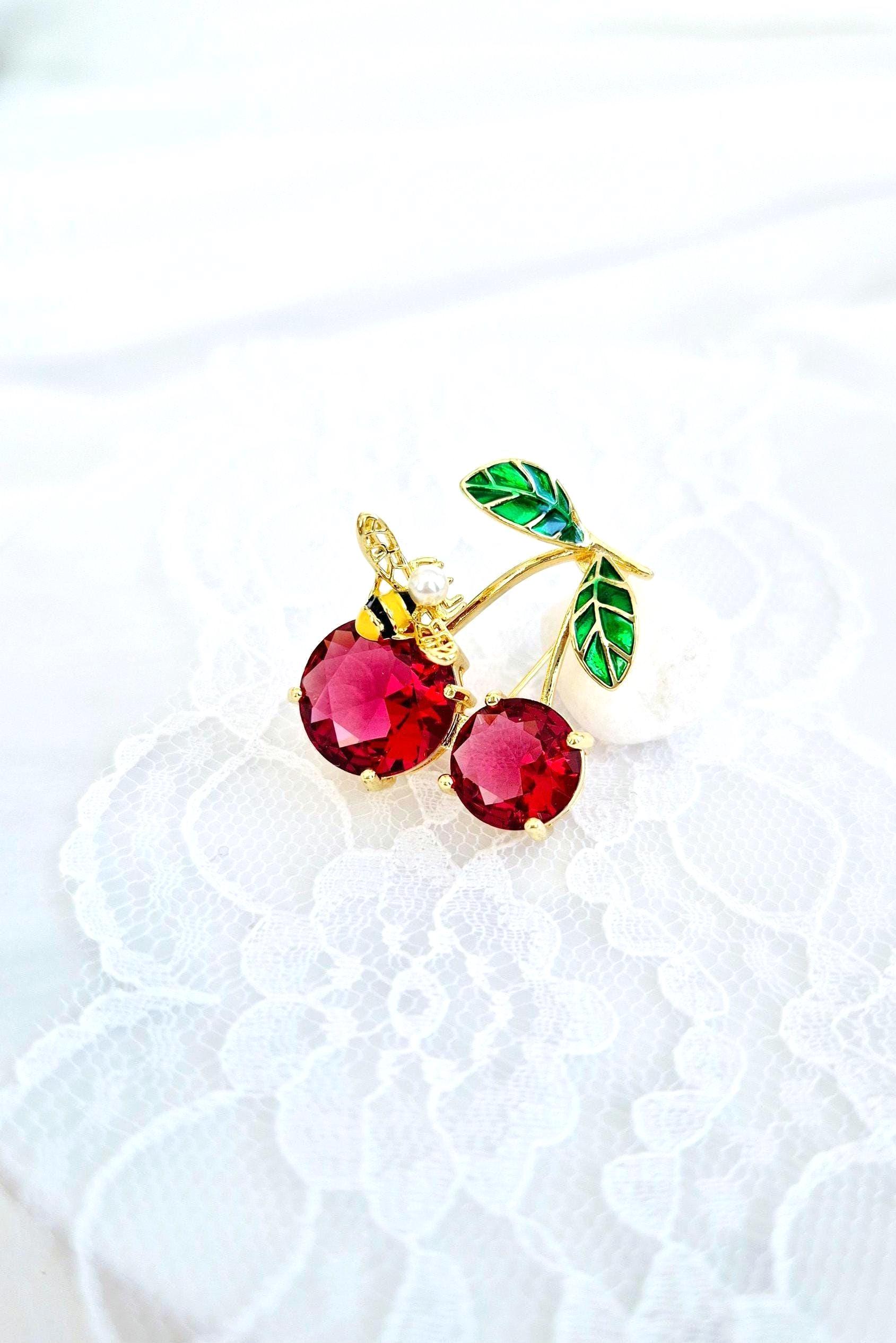 Kirschen Brosche - Goldene Im Kirsch Design Mit Kleiner Biene, Vintage Roten Zirkonia Steinen von AliceGlamShop