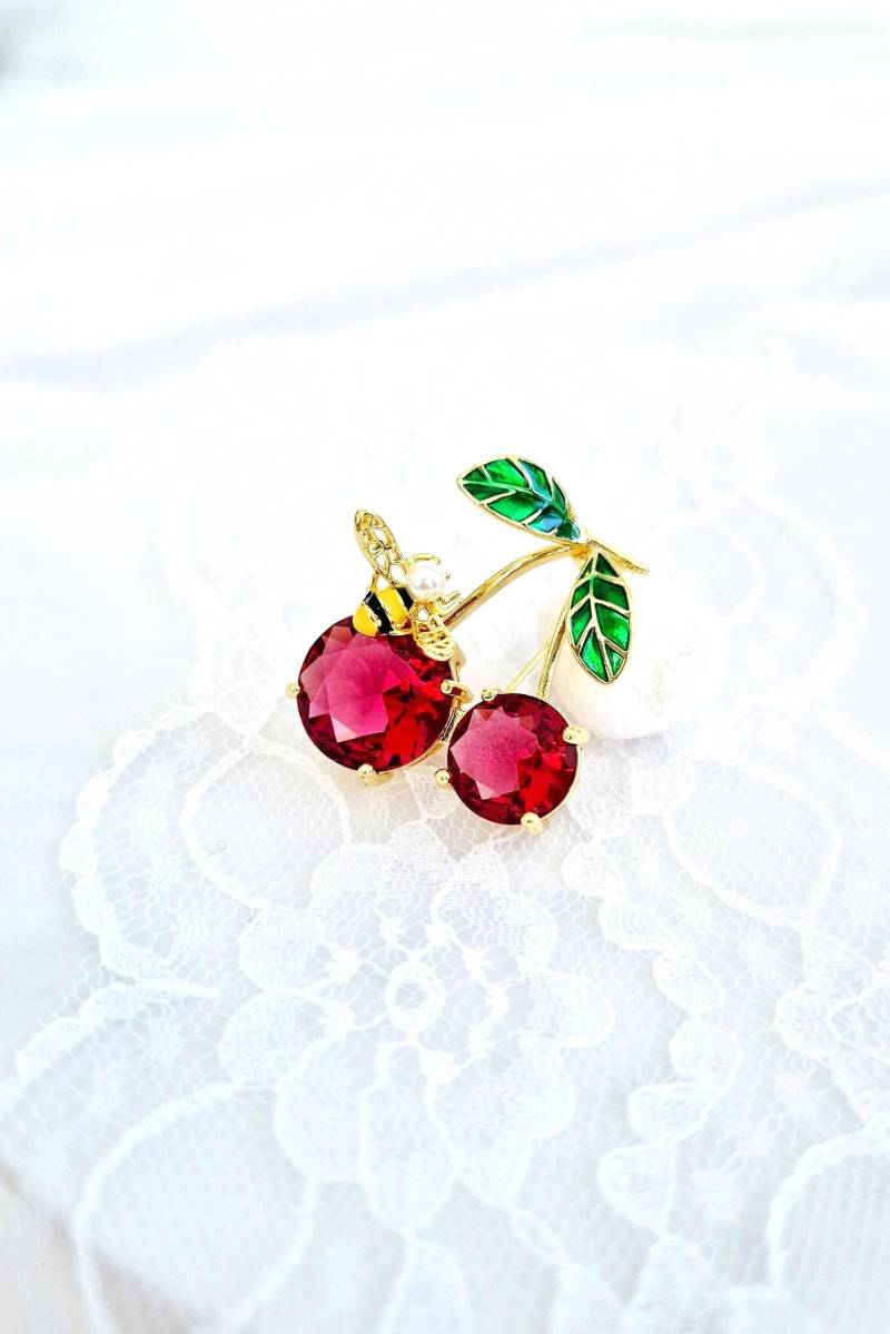 Kirschen Brosche - Goldene Im Kirsch Design Mit Kleiner Biene, Vintage Roten Zirkonia Steinen von AliceGlamShop