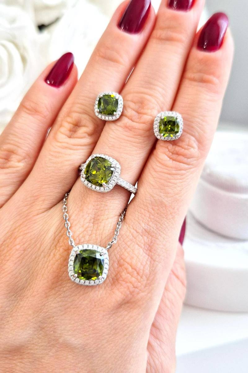 Peridot Schmuck Set, Silber Schmuckset Mit Grünen Edelsteinen Im Zirkon Halo, Rhodiniert - Ohrstecker, Halskette, Ring Peridot Schmuck Set, Silber Schmuckset Mit Grünen Edelsteinen Im Zirkon Halo, Rhodiniert - Ohrstecker, Halskette, Ring von AliceGlamShop