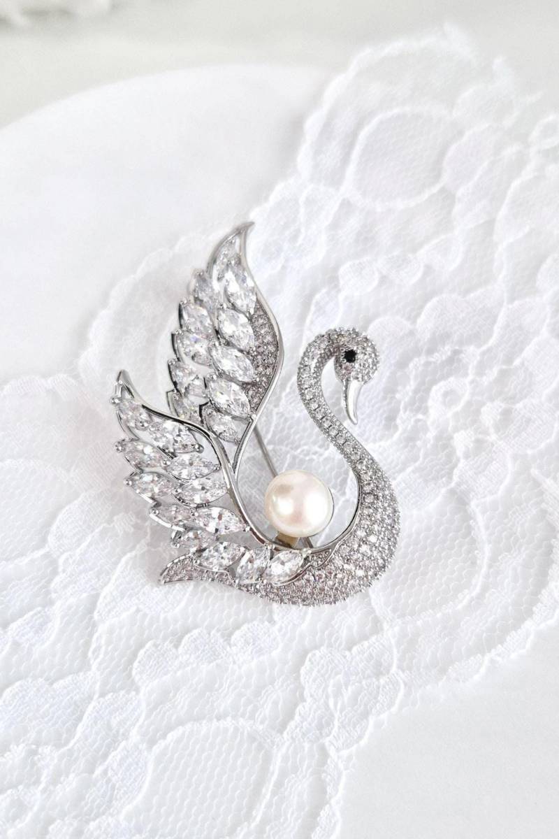 Schwanenbrosche, Silberbrosche Im Schwanendesign Mit Süßwasserperle Und Cubic Zirkonia, Schwan Brosche, Silberbrosche, Broche Cygne, Spilla Schwanenbrosche, Silberbrosche Im Schwanendesign Mit Süßwasserperle Und Cubic Zirkonia, Schwan Brosche, Silberbrosche, Broche Cygne, Spilla von AliceGlamShop