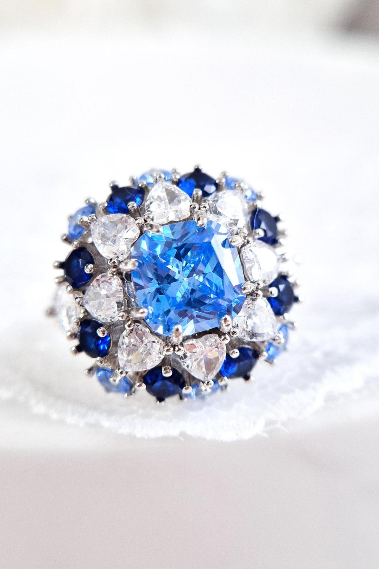 Zirkonia Ring, Silberring Mit Blauen Diamant Imitaten, Cz Ring, Blauer Statement Damen Schmuck, Einzigartiger Ring Silber von AliceGlamShop