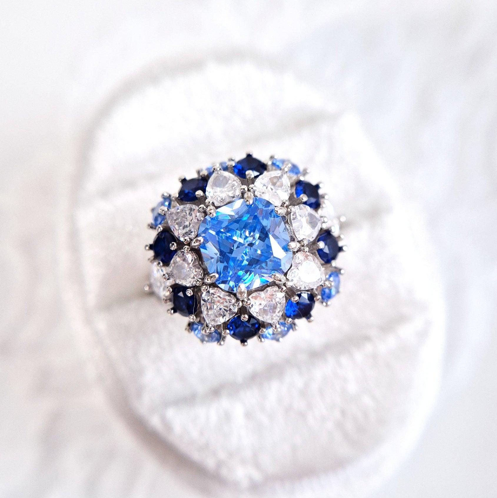 Zirkonia Ring, Silberring Mit Blauen Diamant Imitaten, Cz Ring, Blauer Statement Damen Schmuck, Einzigartiger Ring Silber von AliceGlamShop