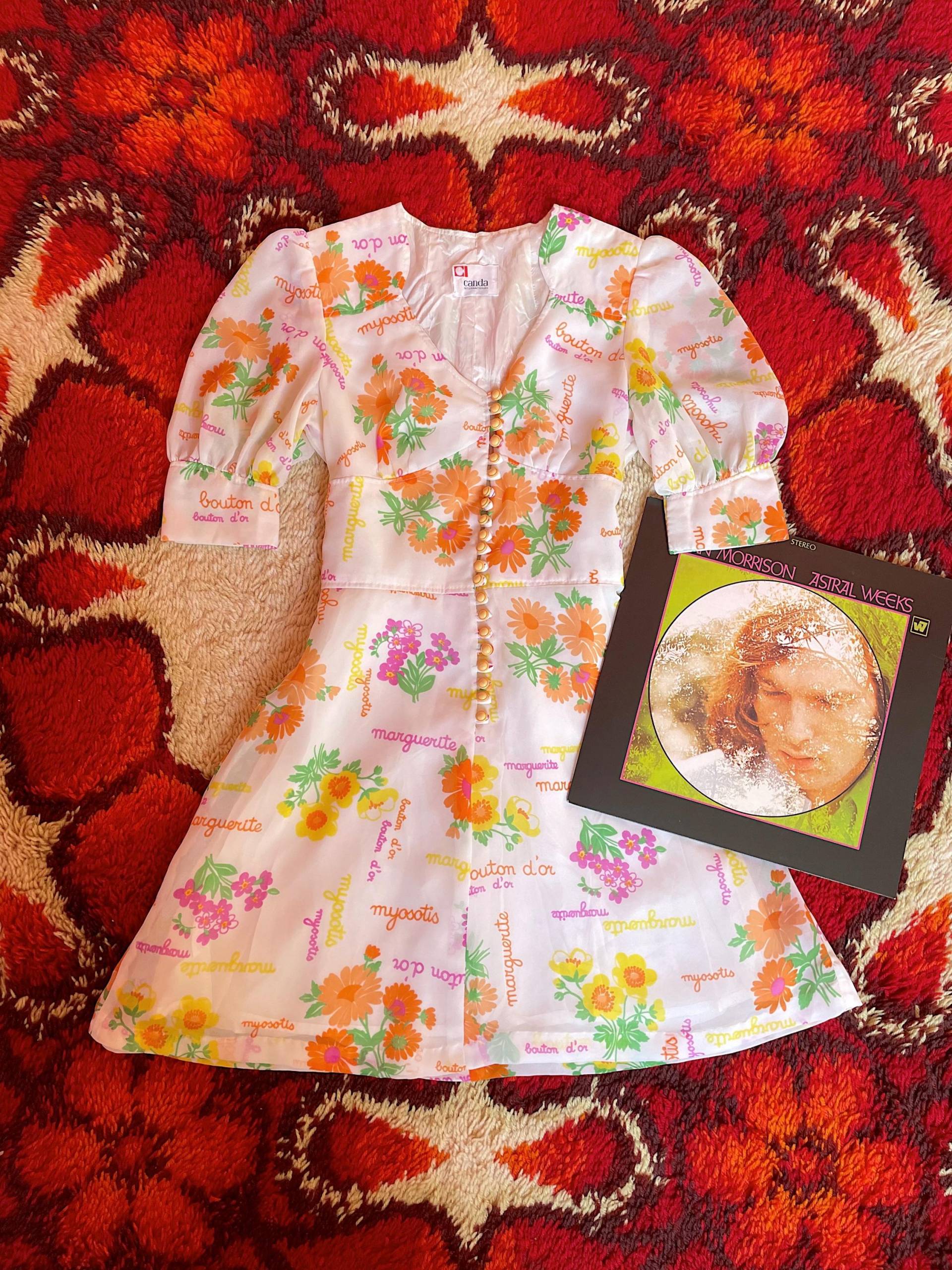 70Er Kleid/Minikleid Mit Puffärmeln, Knöpfen, Schleife Und Blumenmuster | Mid Century Vintage von AliceGroovy