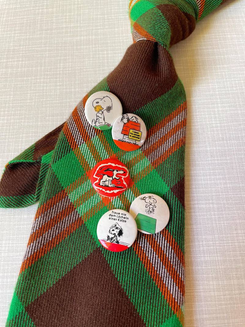 Set Aus 5 Vintage Snoopy Buttons/Pins Ansteckern | Peanuts 60Er 70Er Mid Century Rare von AliceGroovy