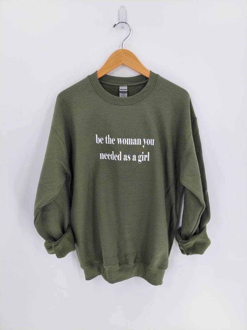 Be The Woman You Needed As A Girl - Weibliches Empowerment Sweatshirt Süßes Für Frauen Die Zukunft Ist Weiblich Positives von AliceJoyCreations