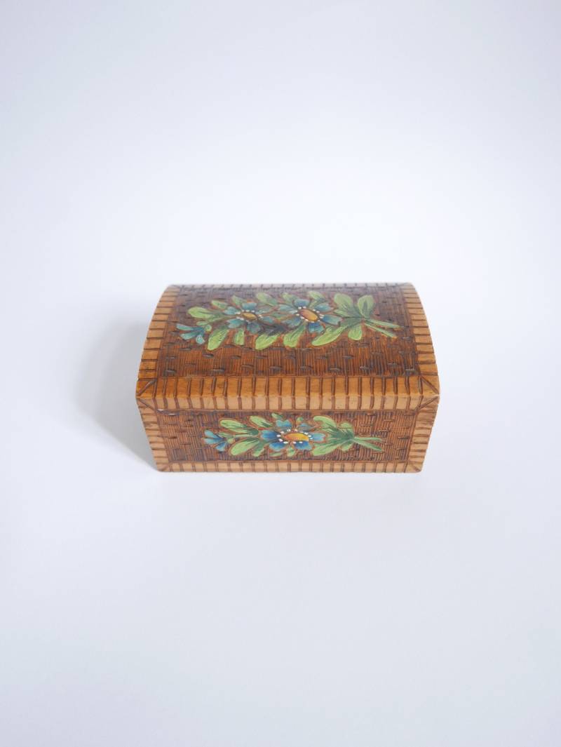 Vintage Holzdose Mit Bemaltem Blumenmotiv Auf Deckel von AliceVintageTreasury