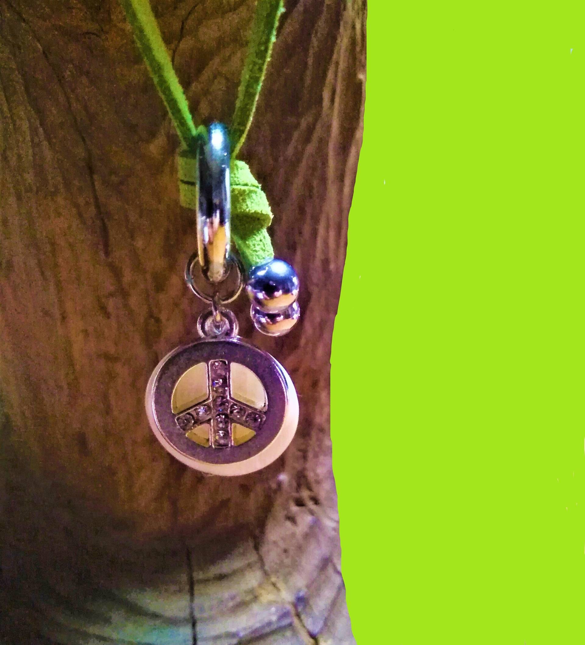 Peace Zeichen Und Perlmutt Scheibe An Langem Weichem Velourlederstrukturband 95 cm Lang Auch Doppelt Gelegt Als Kurze Kette Tragbar 45 Peace Zeichen Und Perlmutt Scheibe An Langem Weichem Velourlederstrukturband 95 cm Lang Auch Doppelt Gelegt Als Kurze Kette Tragbar 45 von Aliceimklunkerland
