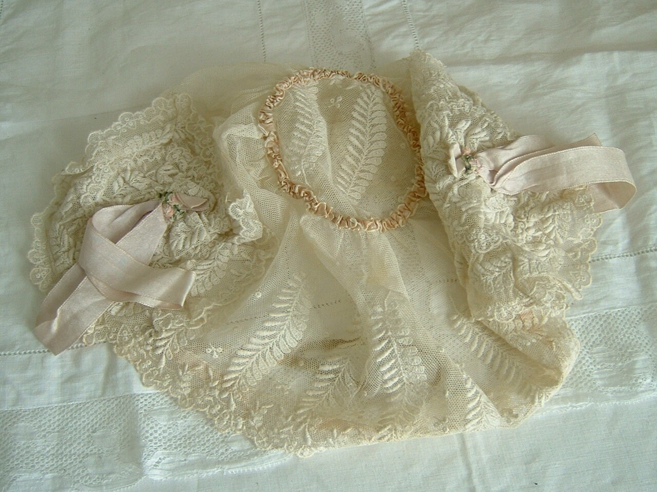 Eine Entzückende Boudoir Cap Sehr Hübsche Lacey Perfekt Für Eine Kollektion Eine Entzückende Boudoir Cap Sehr Hübsche Lacey Perfekt Für Eine Kollektion von AlicesPrettyVintage
