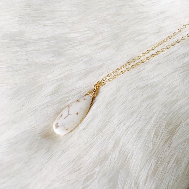 Weiß Und Gold Magnesit Einfache Halskette, Braut Weiße Hochzeit, Steinkette, Neutraler, Vereinfachender Schmuck, Einfacher Weißer Anhänger von AliciaCoralJewels