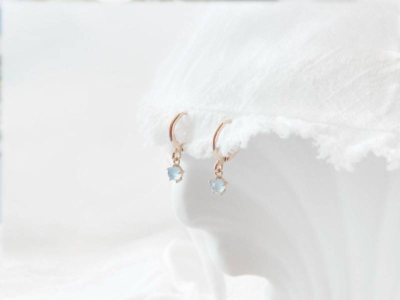 Aquamarin Creolen Rosegold Mit Anhänger | Blauer Kristall Zierliche Ohrhänger Roségold Geschenk Freundin Frau Mädchen Kind von AliciasDiaryBerlin