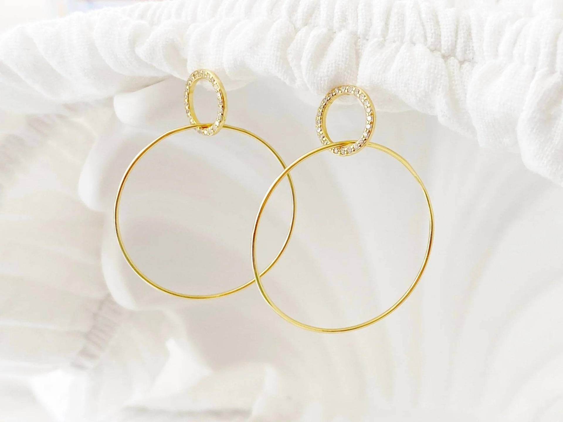 Creolen Mit Strass | Dünne Hypoallergen Feine Kristall Groß Goldene Hängeohrringe Geschenk Frau Echtsilber Schmuck von AliciasDiaryBerlin