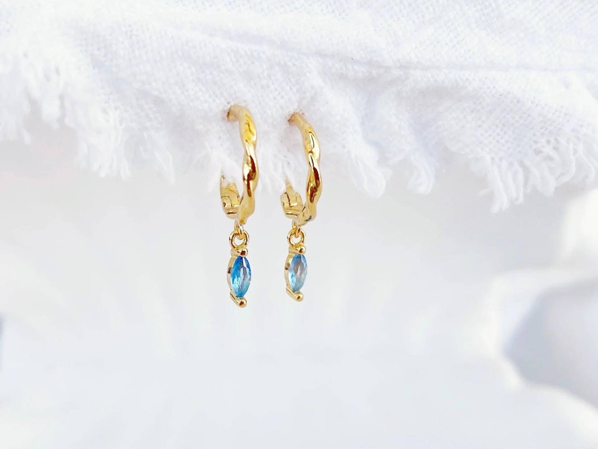 Gedrehte Creolen Mit Anhänger | Goldschmuck-Geschenk Weihnachten Huggies Blauen Steinen Bestseller Alicia's Diary Ohrringe Frauen von AliciasDiaryBerlin