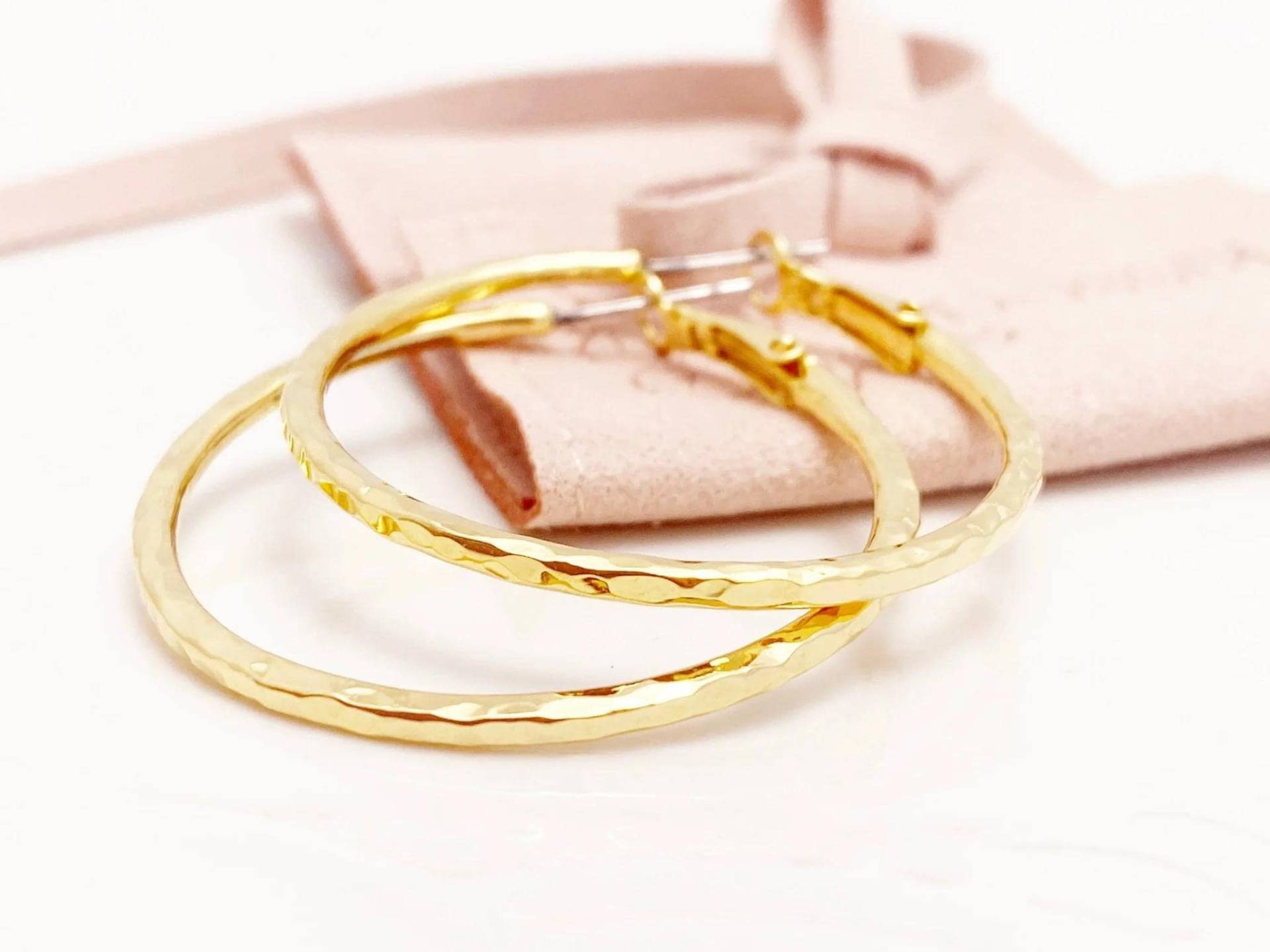 Goldene Creolen 4cm | Gehämmert, Vergoldet & Wasserfest Glamour Ohrringe, Schmuck Geschenk Weihnachten Freundin, Geburtstag Frau von AliciasDiaryBerlin