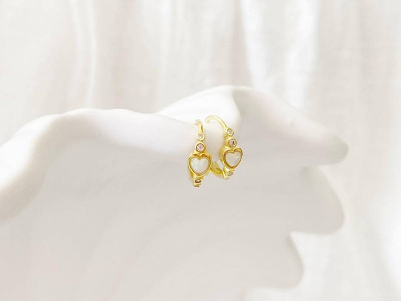 Herz Opal Huggies | Goldcreolen Mit Clicker Ohrringe Silber Edelstein Boho Kleine Herzohrringe Gold von AliciasDiaryBerlin