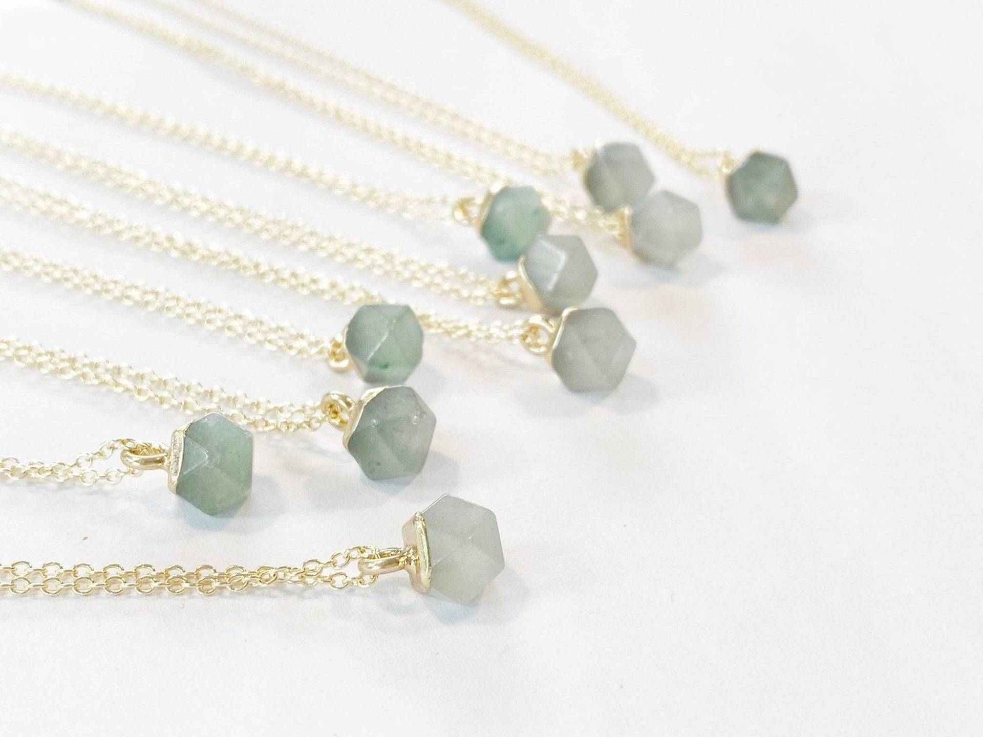 Kette Grüner Edelstein | Zarte Gold Halskette Mit Anhänger Zum Geburtstag Für Freundin, Als Weihnachts Geschenk Sie, Mama Geschenkidee von AliciasDiaryBerlin