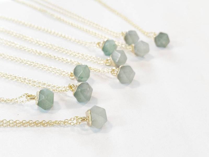 Kette Grüner Edelstein | Zarte Gold Halskette Mit Anhänger Zum Geburtstag Für Freundin, Als Weihnachts Geschenk Sie, Mama Geschenkidee von AliciasDiaryBerlin