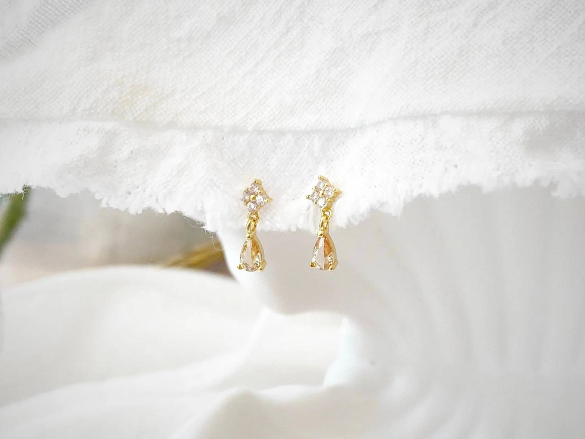 Kristall Ohrringe Vergoldet | Kurze Hängeohrringe Gefühlvolle Geschenk Idee Hypoallergen Brauner Stein Alicia's Diary Bestseller von AliciasDiaryBerlin