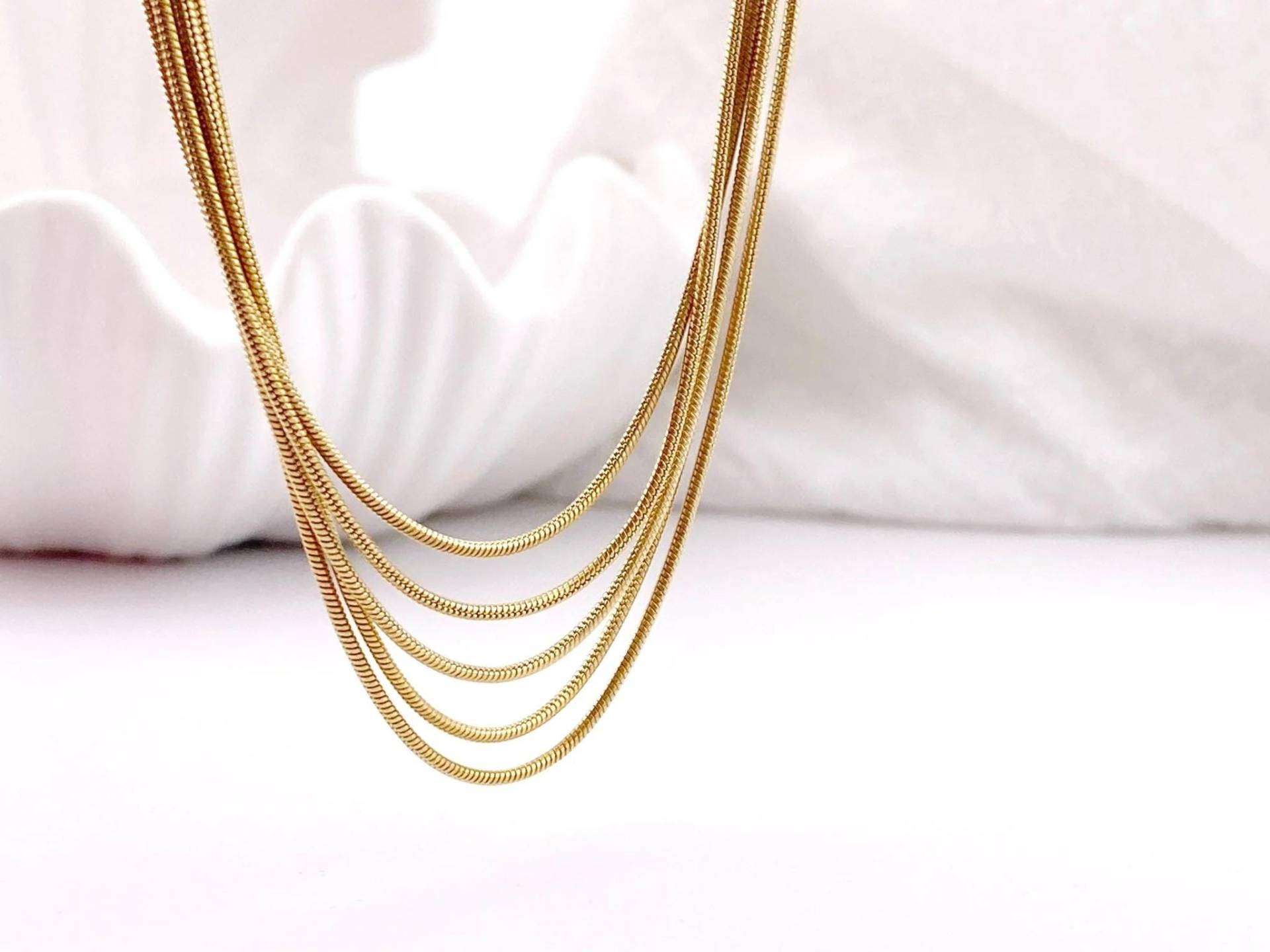 Layer Schlangenkette | Mehrreihige Goldkette Zart Vergoldete Halskette Edelstahl Schlangenglied Kette Kurz Kleines Geschenk Für Frauen Layer Schlangenkette | Mehrreihige Goldkette Zart Vergoldete Halskette Edelstahl Schlangenglied Kette Kurz Kleines Geschenk Für Frauen von AliciasDiaryBerlin