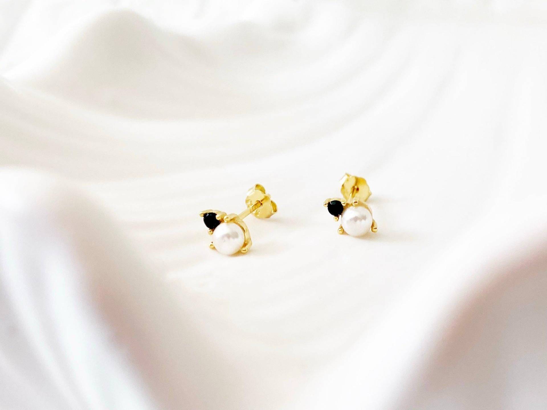 Perlen Ohrstecker Gold | Süßwasser Schmuck Wasserfest Black Pearl Earstuds Kleine Perlenohrringe Edelstein Layering von AliciasDiaryBerlin
