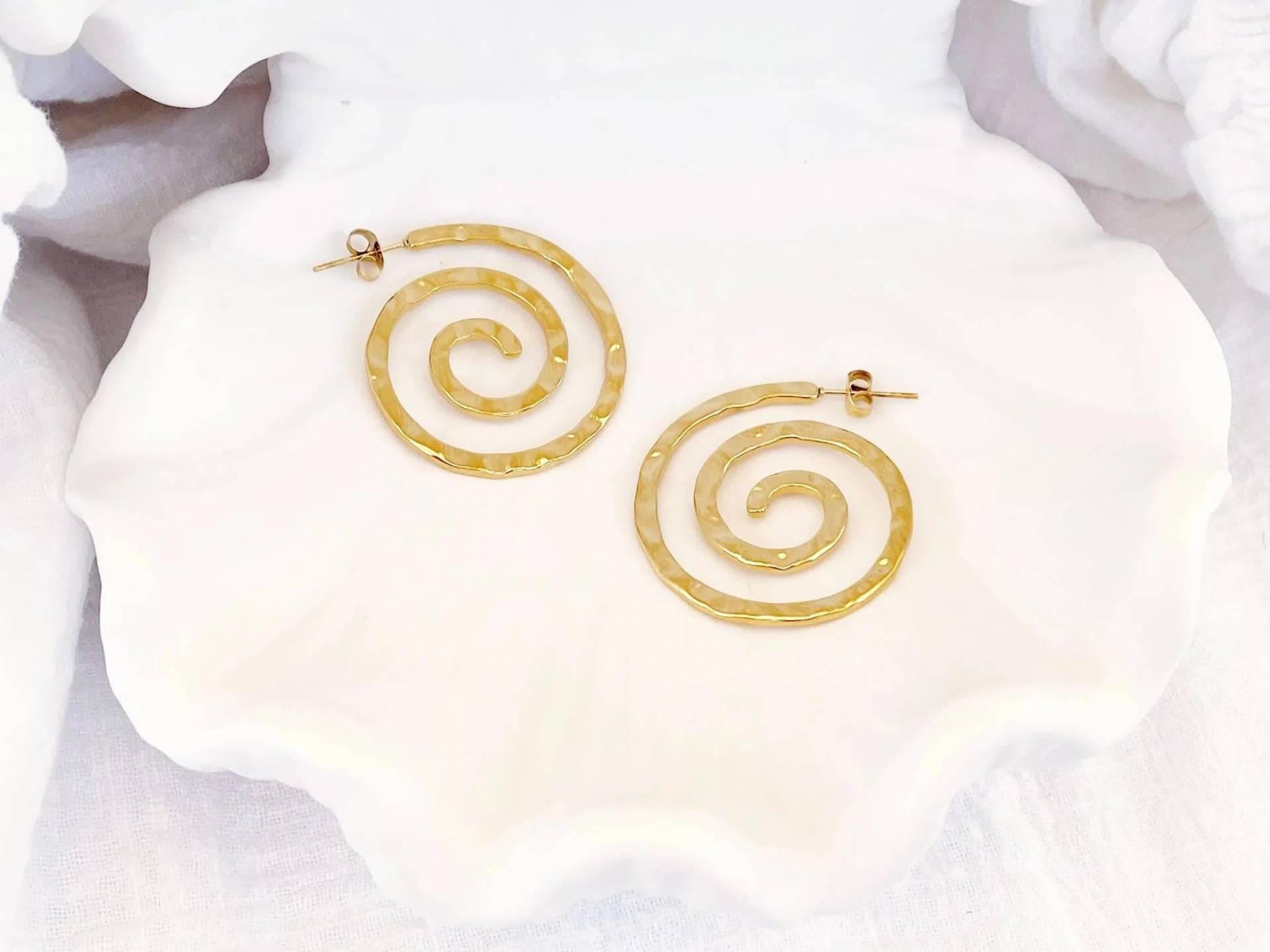 Spiralen Ohrringe Gold | Gedrehte Creolen, 18K Edelstahl Geschenkidee Weihnachten, Layering Schmuck, Boho Geschenke Für Freundin von AliciasDiaryBerlin