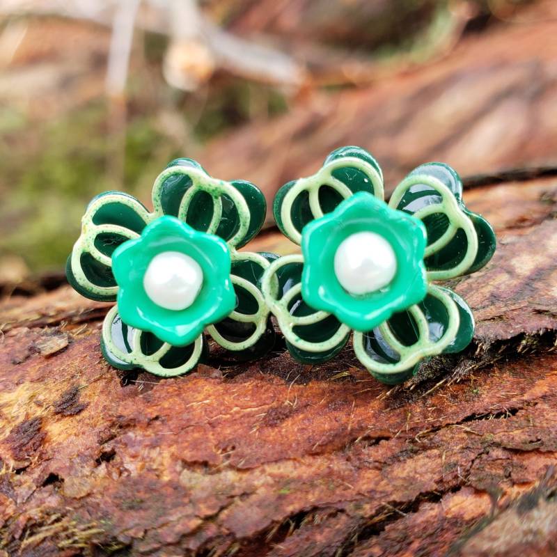 Grüne Emaille Blumen Ohrringe Auf .925 Sterling Silber Beiträge Klee Kleeblatt Kunstperle Metall Blume Ohrstecker Fj30 von AliciasOddities