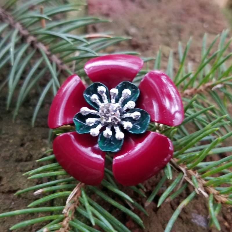 Kleine Rote Und Grüne Mini Emaille Blumen Brosche Silber Rot Grün Pin Metall Fb91 von AliciasOddities
