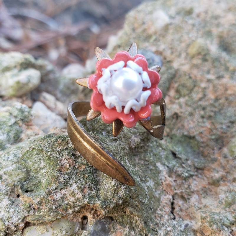 Koralle Emaille Blumen Ring Und Weiß Metall Wrap Verstellbarer Emaillierter Shabby Gold Messing Blatt Fj38 Koralle Emaille Blumen Ring Und Weiß Metall Wrap Verstellbarer Emaillierter Shabby Gold Messing Blatt Fj38 von AliciasOddities
