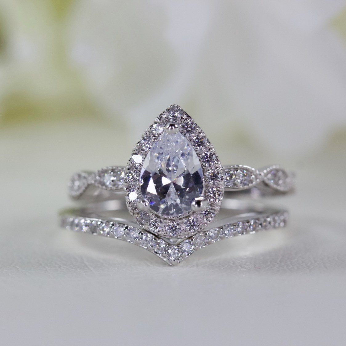 0, 75 Ct. Halo Art Deco-Stil Birne Qualität Zirkonia Verlobungsring Set in Sterling Silber, Versprechen Ring Set, | R006-016 von AlidaJewelry