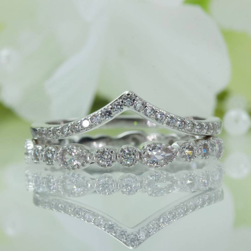 Art Deco Micropavé Eternity Band & Chevron V-Förmiges Cz Stapelbares Bandset Aus Sterlingsilber, Ehering, Reisering | 102-016 von AlidaJewelry