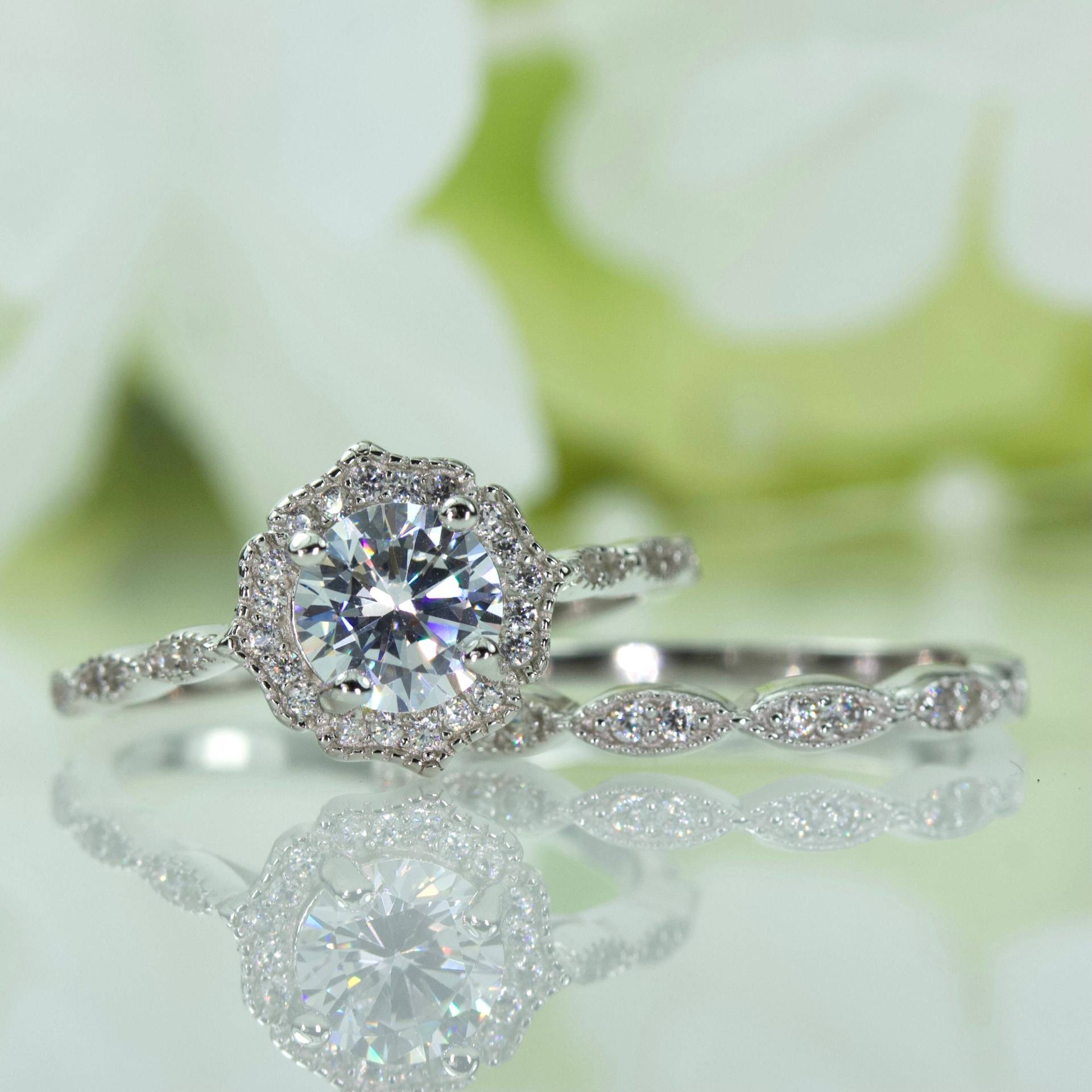 Art-Deco-Stil 0, 75 Ct Rund Und Art-Deco-Halbe Eternity Band Cz-Verlobungsring-Set in Sterling Silber, Reisering | 151-108 Art-Deco-Stil 0, 75 Ct Rund Und Art-Deco-Halbe Eternity Band Cz-Verlobungsring-Set in Sterling Silber, Reisering | 151-108 von AlidaJewelry
