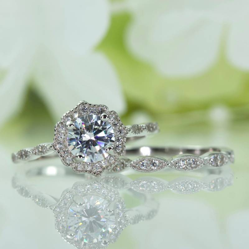 Art-Deco-Stil 0, 75 Ct Rund Und Art-Deco-Halbe Eternity Band Cz-Verlobungsring-Set in Sterling Silber, Reisering | 151-108 von AlidaJewelry