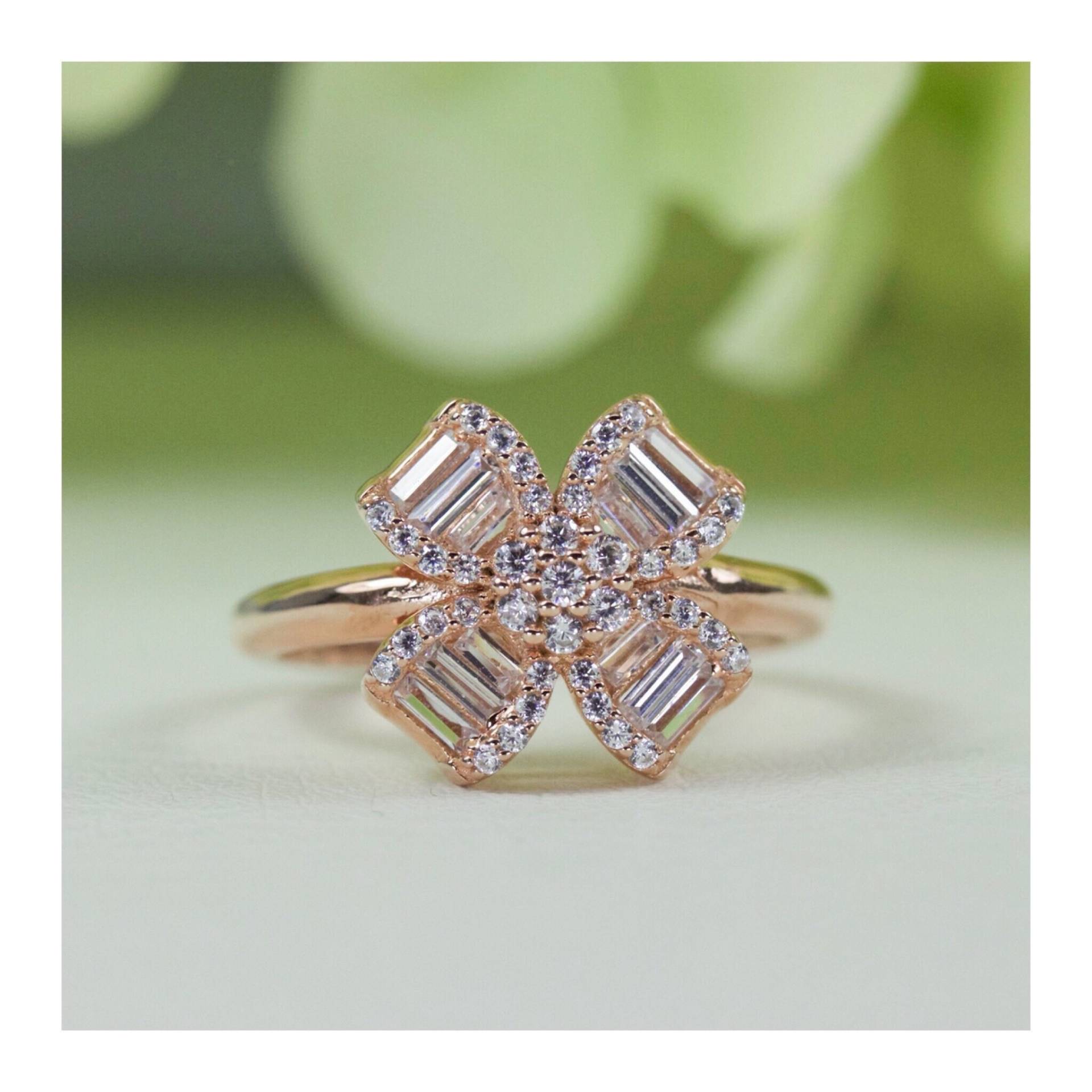 Beeindruckender Einzigartiger Runder Und Baguette-Ring Mit Feiner Qualität Zirkonia Aus Rosévergoldetem Sterlingsilber, Jubiläumsring, Statementring von AlidaJewelry