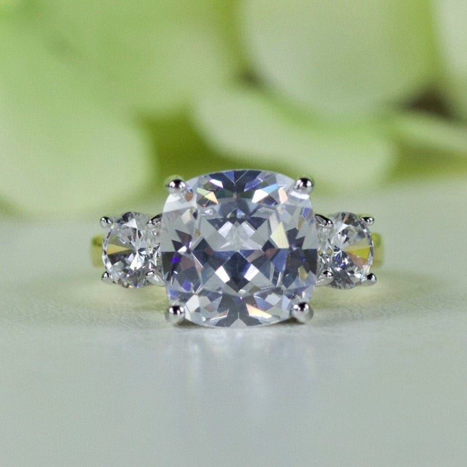 Bezaubernde 4.00 Ct. Hochwertiger Zirkonia Im Kissenschliff Aus Vergoldetem Sterlingsilber, Reisering, Vorschlagring, Versprechensring | 084 von AlidaJewelry